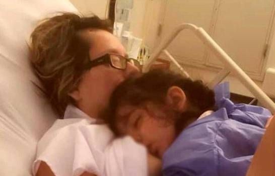 Madre despierta del coma al escuchar a su hija pedirle que la amamante