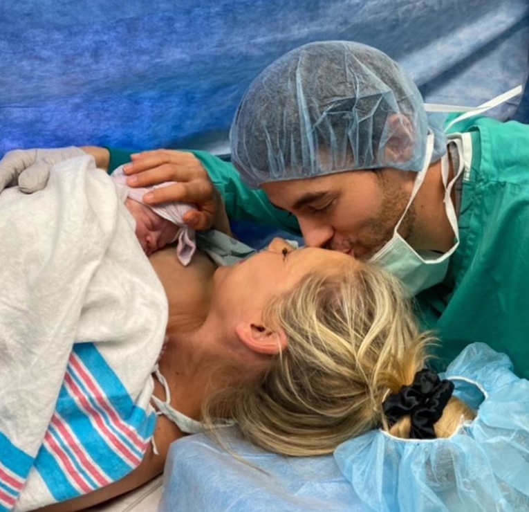 Enrique Iglesias y Anna Kournikova nos presentan a su nuevo bebé